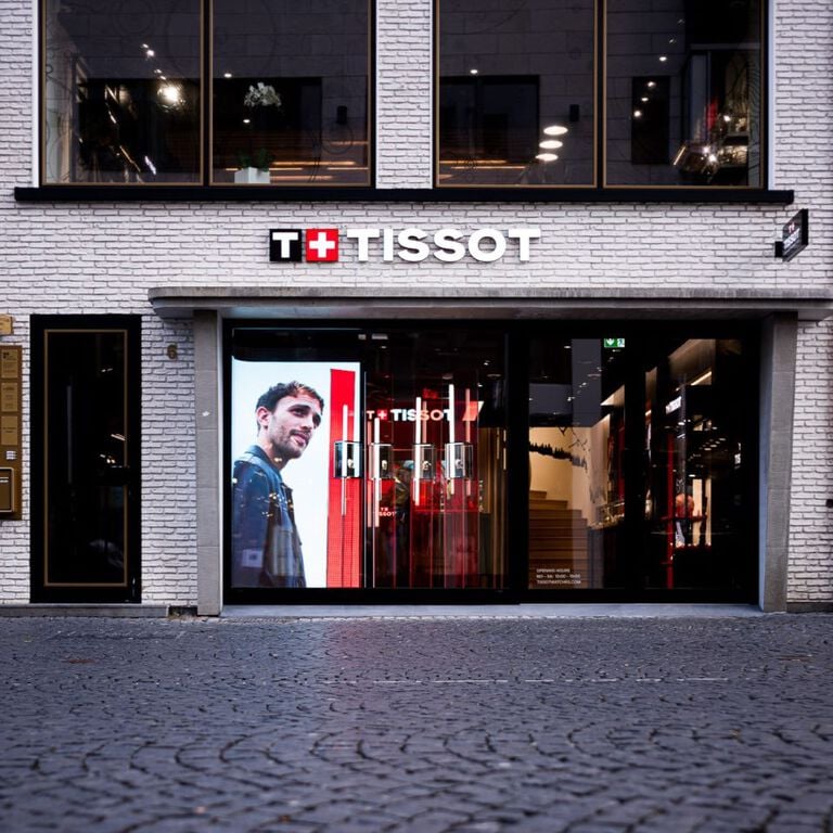 Außenansicht des neuen Tissot-Geschäfts in Frankfurt, mit modernem, elegantem Design und großen Schaufenstern.