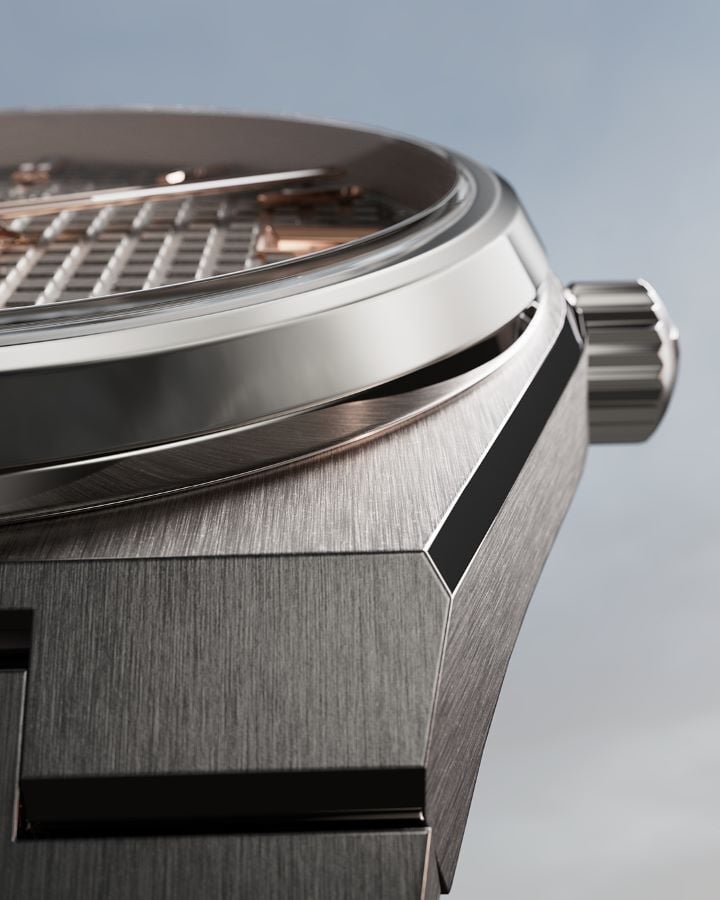 Close-up da caixa do relógio Tissot PRX 38mm Damas destacando o acabamento da caixa