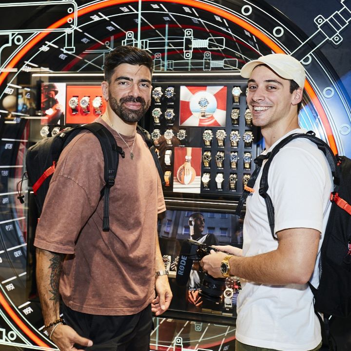 Gianluca Gazzoli e Ignazio Moser in piedi davanti alla cassaforte Tissot.