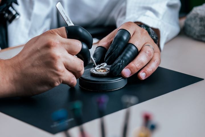 ช่างทำนาฬิกานำกลไกที่ประกอบเสร็จสมบูรณ์ใส่เข้าไปในตัวเรือนของ Tissot RockWatch