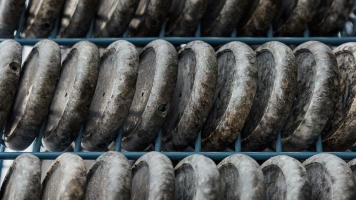 ชุดตัวเรือน Tissot RockWatch ที่จัดเรียงเป็นตาราง เพื่อแสดงกระบวนการผลิต