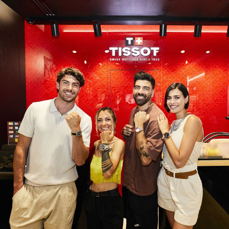 Alice Sabatini, Gianluca Gazzoli, Elisa Scarlatta e Ignazio Moser posano insieme mostrando i loro orologi Tissot.