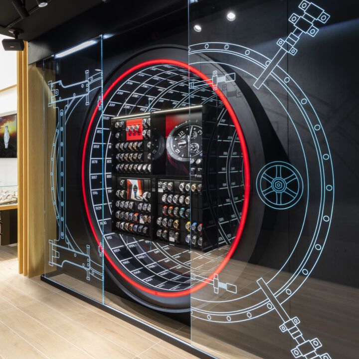 大阪の商店街にあるティソ ブティックの店内ディスプレイで、ブランドの時計モデルが展示されている