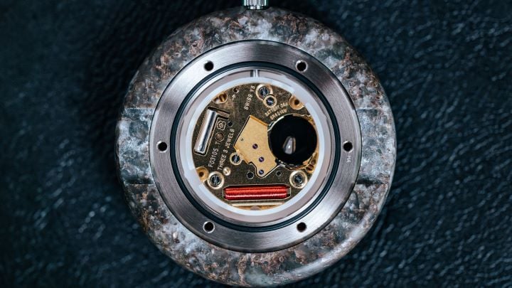ภาพระยะใกล้ของด้านหลังตัวเรือน Tissot RockWatch ที่เผยให้เห็นกลไกภายใน