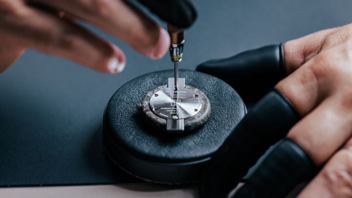 ภาพระยะใกล้ของฝาหลัง Tissot RockWatch ขณะกำลังปิด โดยเห็นตัวอักษร &ldquo;RockWatch&rdquo;