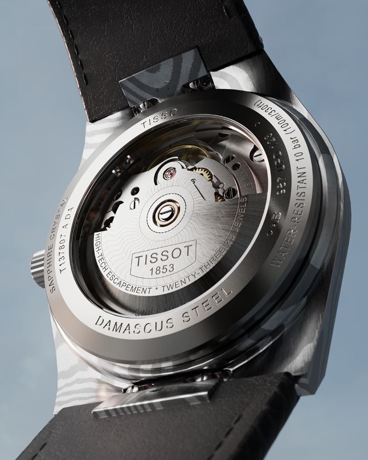 Close-up da parte traseira da caixa do relógio Tissot PRX 38mm Damas mostrando o movimento Powermatic 80