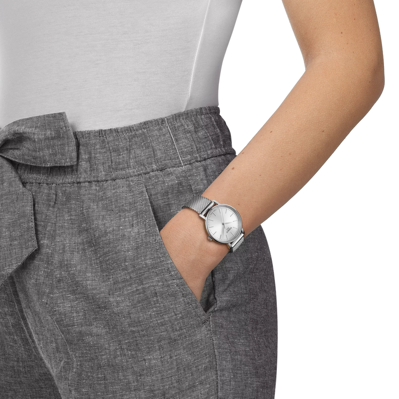 손목에 착용한 티쏘 에브리타임 34mm 시계 시뮬레이션