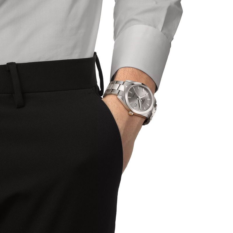 손목에 착용한 티쏘 젠틀맨 티타늄 시계 시뮬레이션