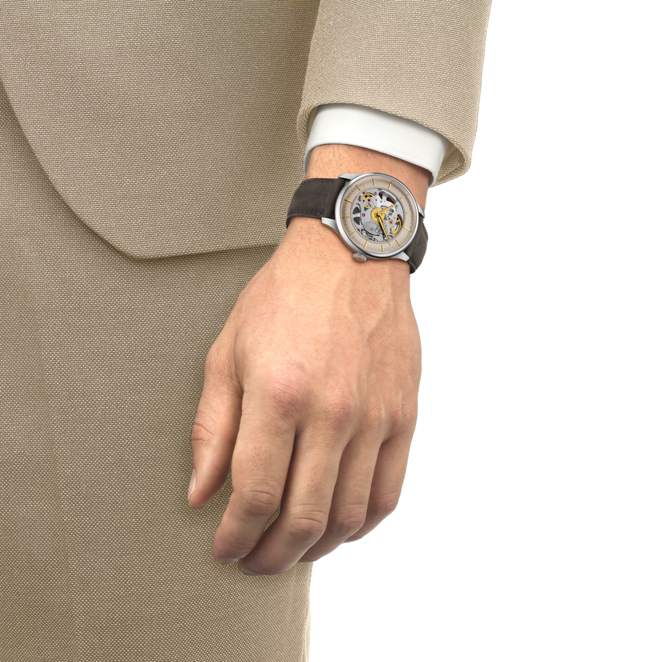 Darstellung der Uhr Tissot Chemin Des Tourelles Skeleton 39mm am Handgelenk