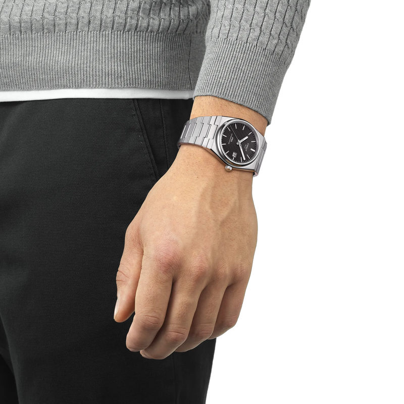 Simulation of the watch Tissot PRX 40mm on a wrist