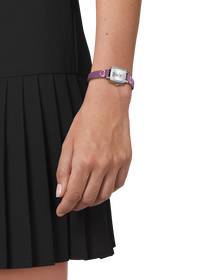 Simulation de la montre Tissot Lovely Square Valentines sur un poignet