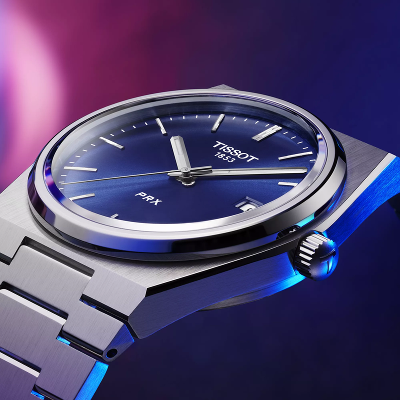 Tissot PRX 40mm horloge op een gekleurde achtergrond