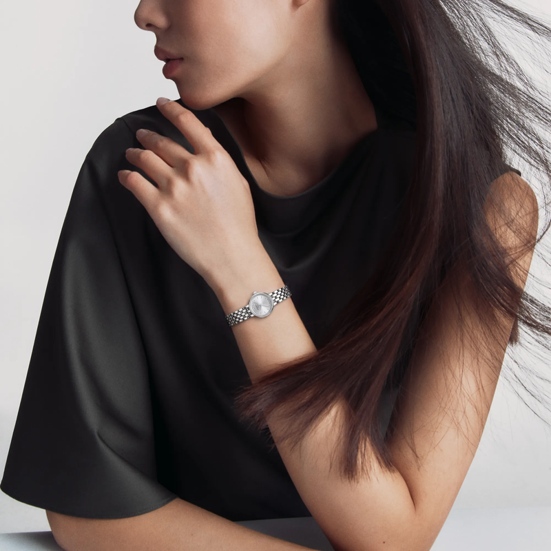 Simulation of the watch Tissot Lovely Round 19.5mm on a wrist
