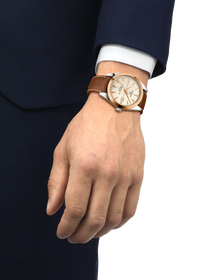 손목에 착용한 티쏘 젠틀맨 파워매틱 80 실리시움 솔리드 18K 골드 베젤 시계 시뮬레이션