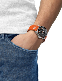 손목에 착용한 티쏘 씨스타 윌슨 WNBA 시계 시뮬레이션