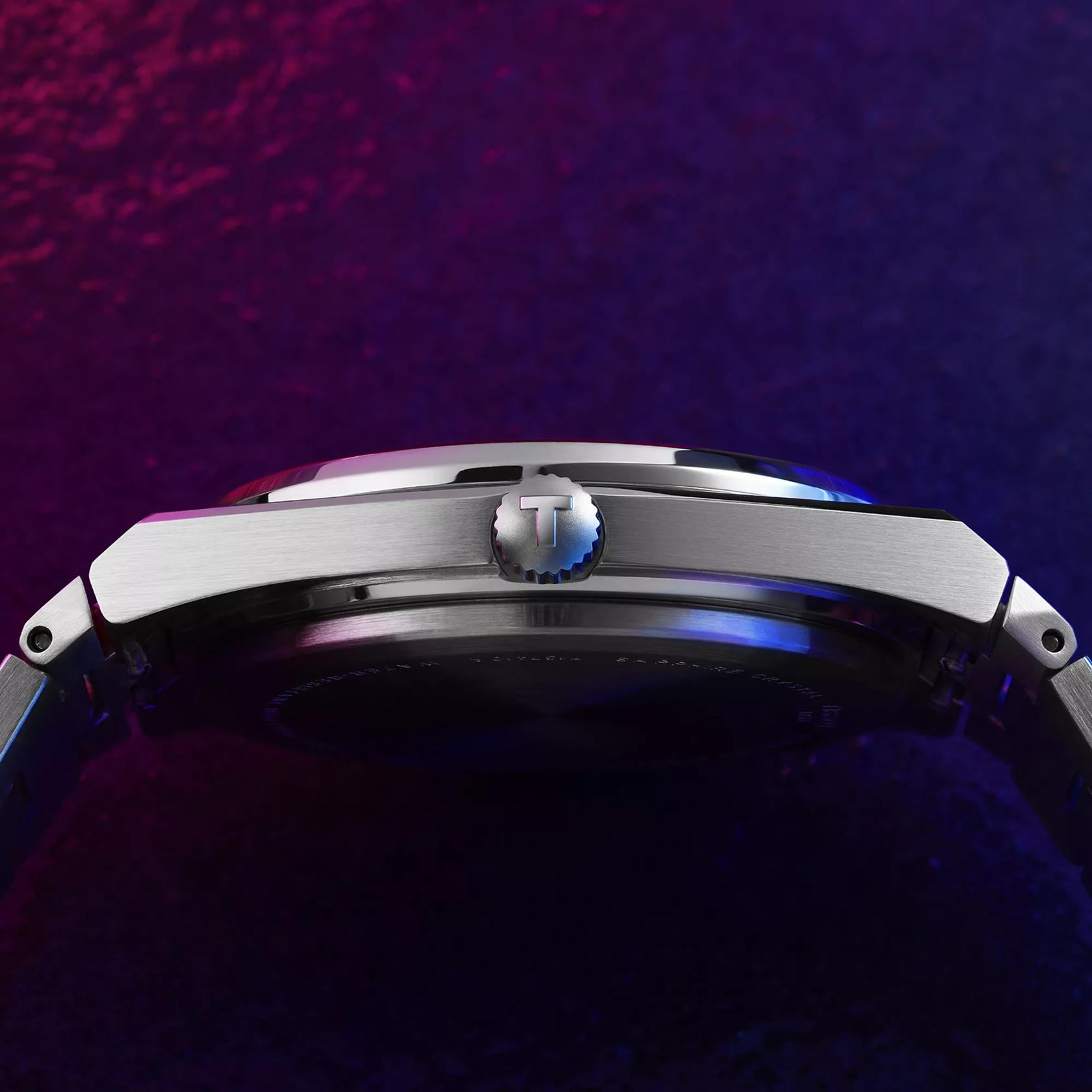 Tissot PRX 40mm horloge op een gekleurde achtergrond