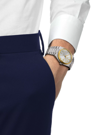 손목에 착용한 티쏘 PRX 파워매틱 80 스틸 & 18K 골드 베젤 시계 시뮬레이션