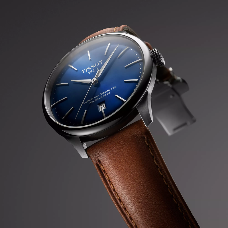 Tissot Chemin des Tourelles 42mm horloge op een gekleurde achtergrond