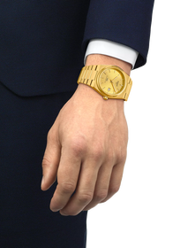 손목에 착용한 티쏘 PRX 파워매틱 80 시계 시뮬레이션