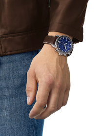 손목에 착용한 티쏘 슈퍼스포츠 크로노 시계 시뮬레이션