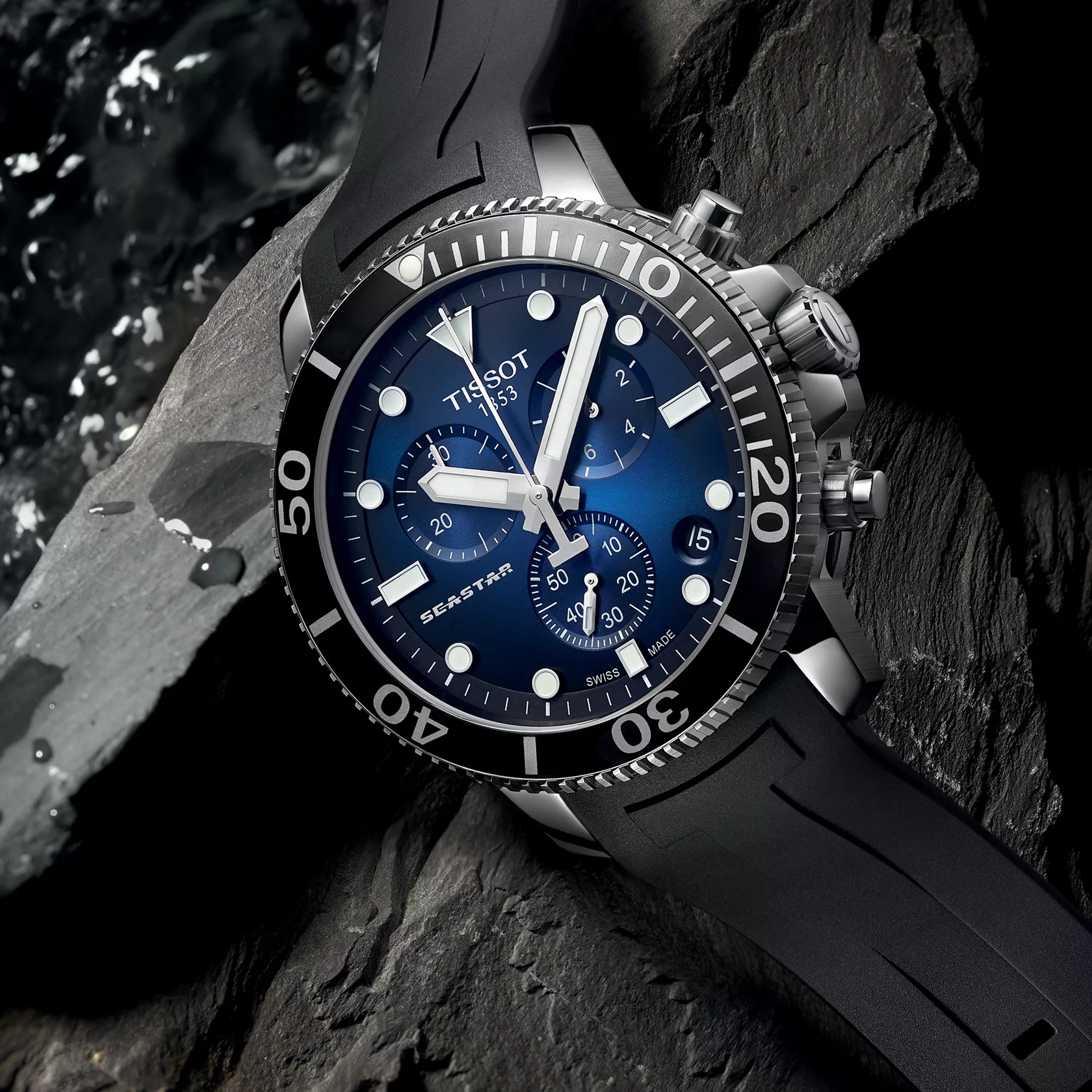 Tissot Seastar 1000 45.5mm Uhr vor einem farbigen Hintergrund