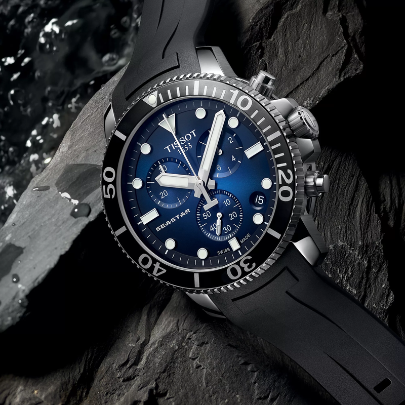 Tissot Seastar 1000 45.5mm Uhr vor einem farbigen Hintergrund