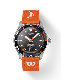 그림자가 있는 티쏘 씨스타 윌슨 WNBA 시계의 전면 보기