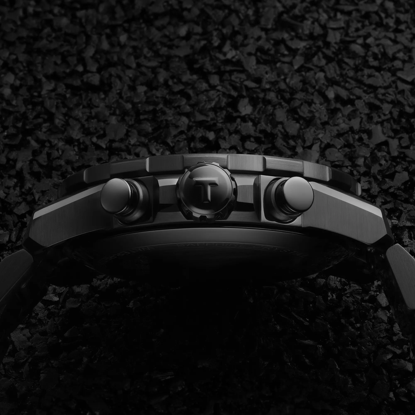 컬러 배경에 티쏘 슈퍼스포츠 크로노 시계