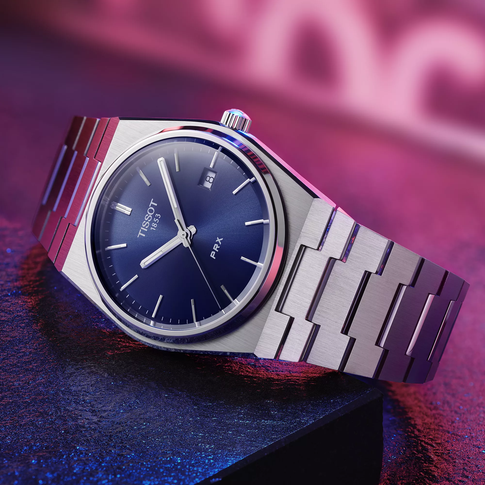 Tissot PRX 40mm horloge op een gekleurde achtergrond