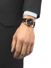 손목에 착용한 티쏘 젠틀맨 파워매틱 80 실리시움 솔리드 18K 골드 베젤 시계 시뮬레이션