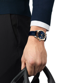 손목에 착용한 티쏘 젠틀맨 파워매틱 80 실리시움 솔리드 18K 골드 베젤 시계 시뮬레이션