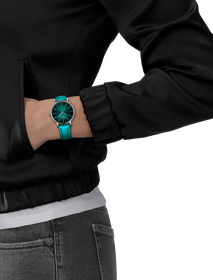 손목에 착용한 티쏘 에브리타임 34mm 시계 시뮬레이션