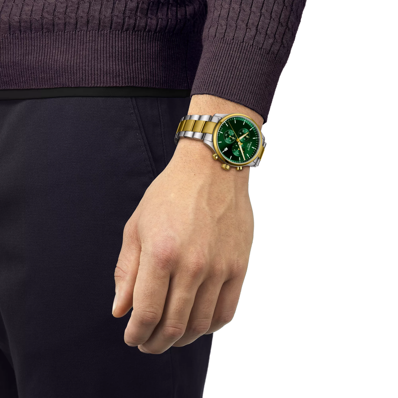 손목에 착용한 티쏘 크로노 XL 클래식 시계 시뮬레이션