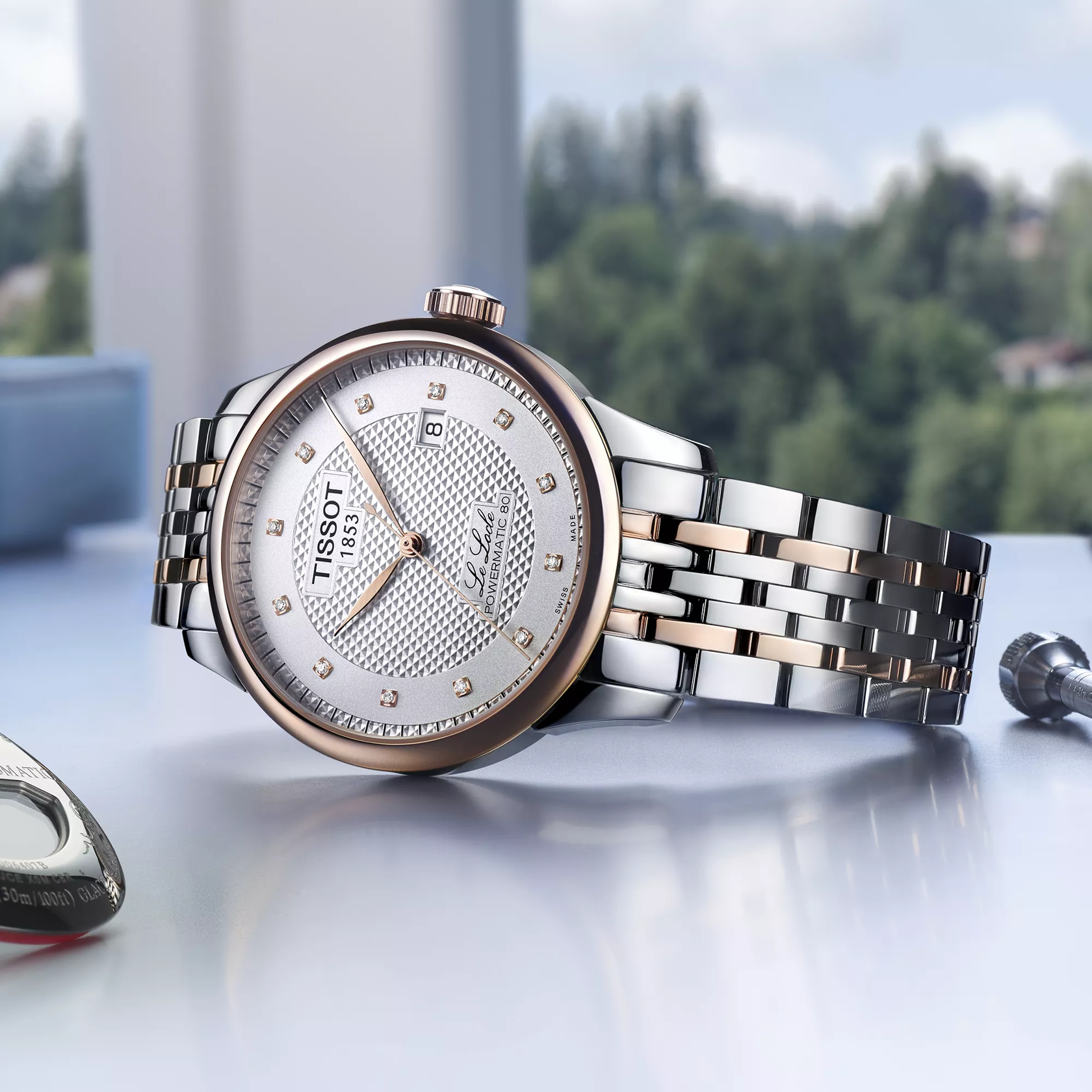 Tissot Le Locle Powermatic 80 reloj en un fondo de color