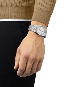 Simulation of the watch Tissot PRX 40mm on a wrist