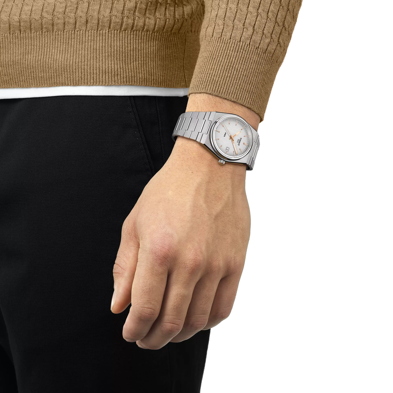 Simulation of the watch Tissot PRX 40mm on a wrist