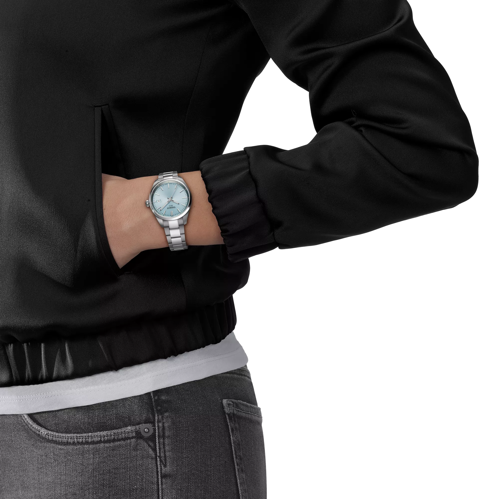 손목에 착용한 티쏘 PR 100 34mm 시계 시뮬레이션