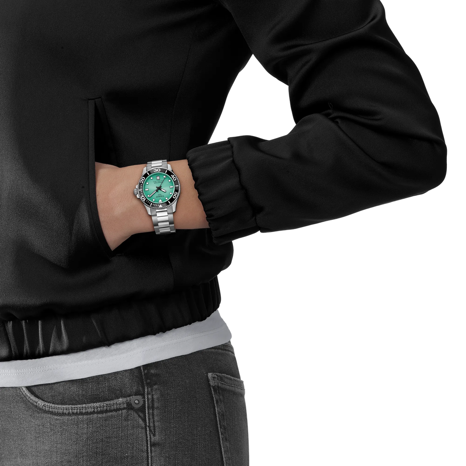 Darstellung der Uhr Tissot Seastar 1000 36mm am Handgelenk