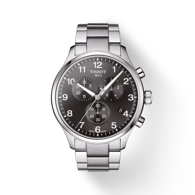 그림자가 있는 티쏘 크로노 XL 클래식 시계의 전면 보기