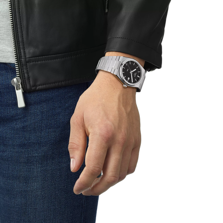 Simulation of the watch Tissot PRX 40mm on a wrist