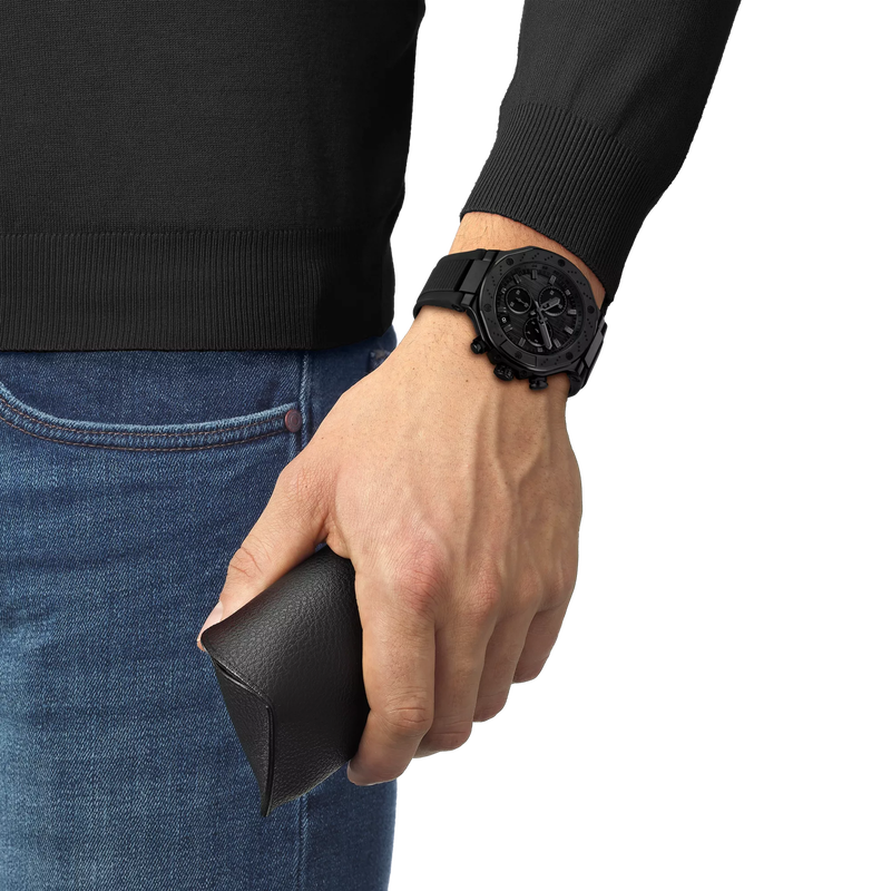 손목에 착용한 티쏘 T-레이스 쿼츠 크로노그래프 시계 시뮬레이션