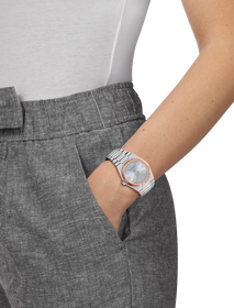 손목에 착용한 티쏘 PRX 파워매틱 80 시계 시뮬레이션