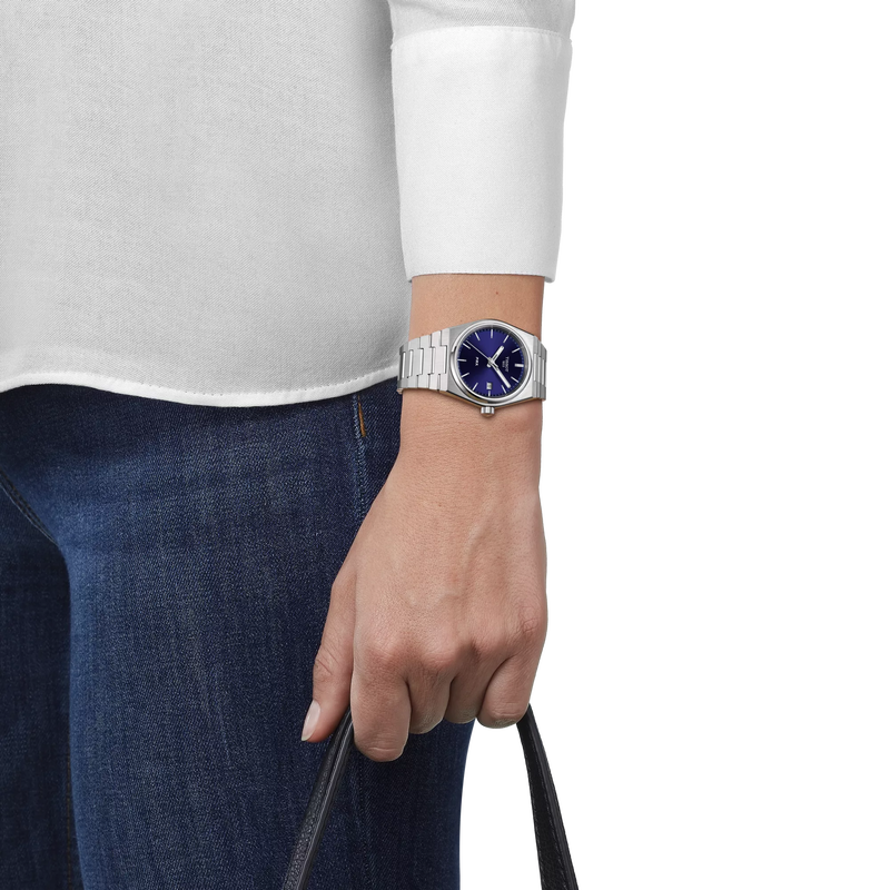 Simulation of the watch Tissot PRX 35mm on a wrist