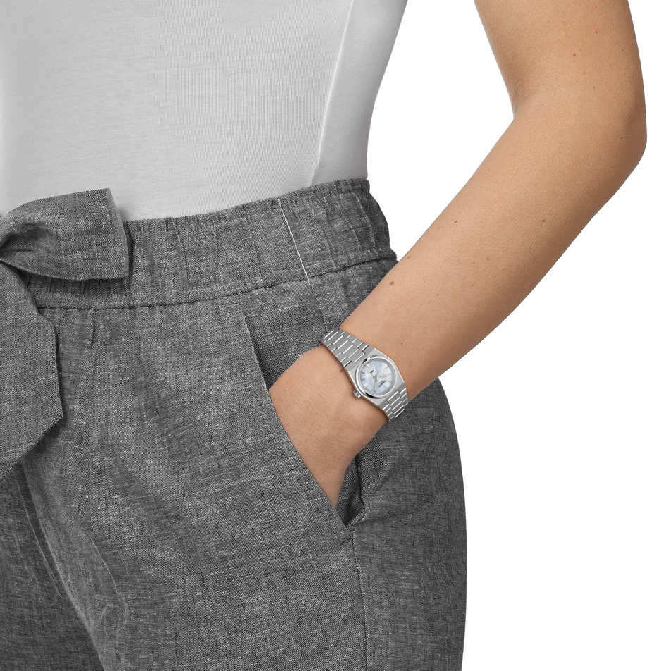 Simulation of the watch Tissot PRX 25mm on a wrist