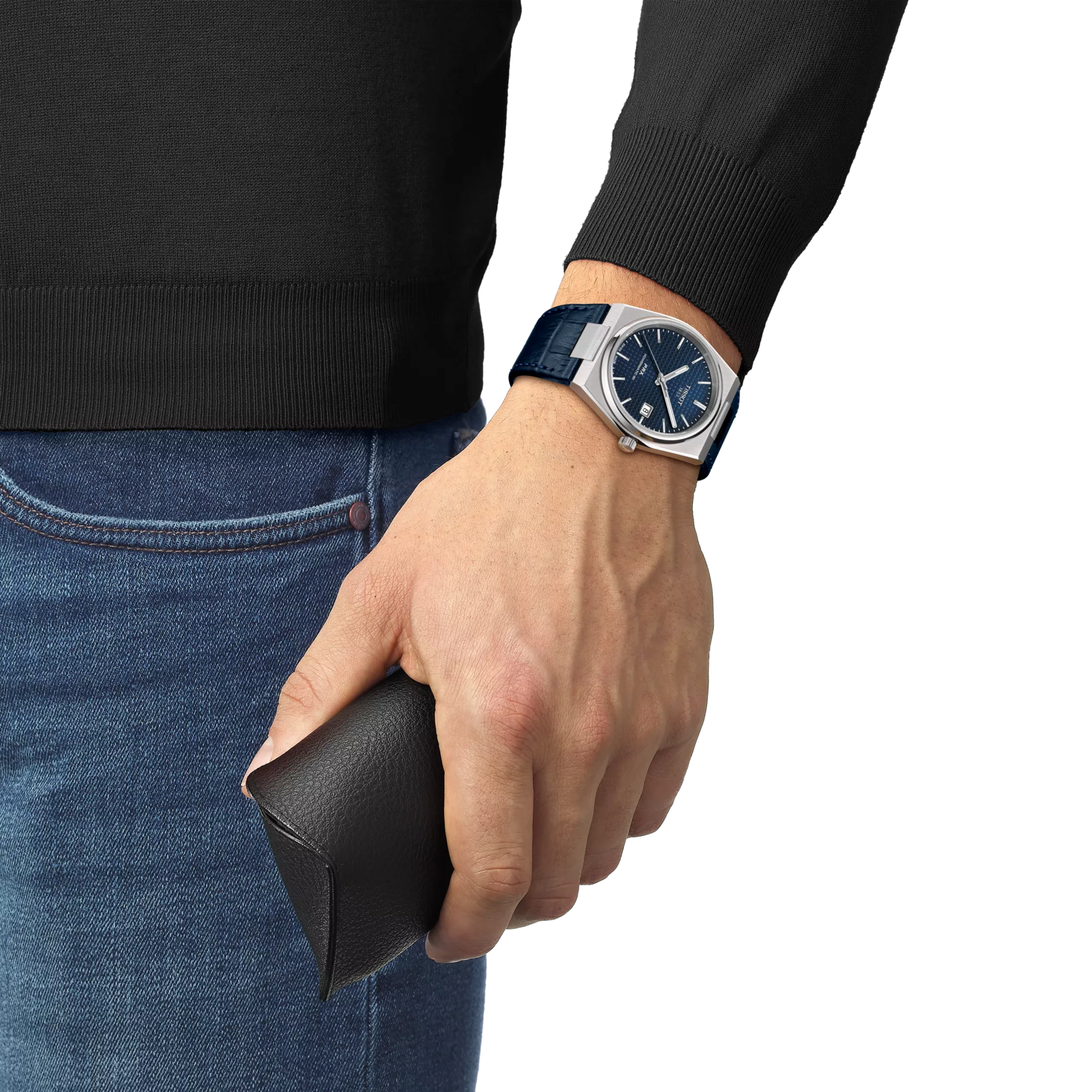 손목에 착용한 티쏘 PRX 파워매틱 80 시계 시뮬레이션