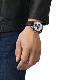 손목에 착용한 티쏘 PRS 516 크로노그래프 시계 시뮬레이션