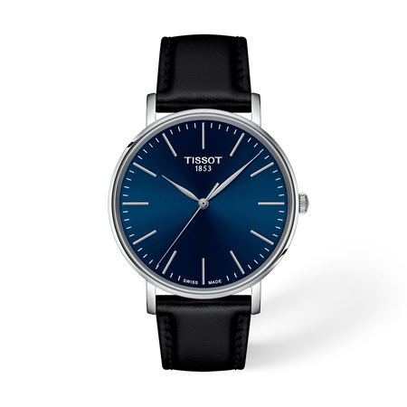 Vooraanzicht van het horloge Tissot Everytime 40mm met schaduw