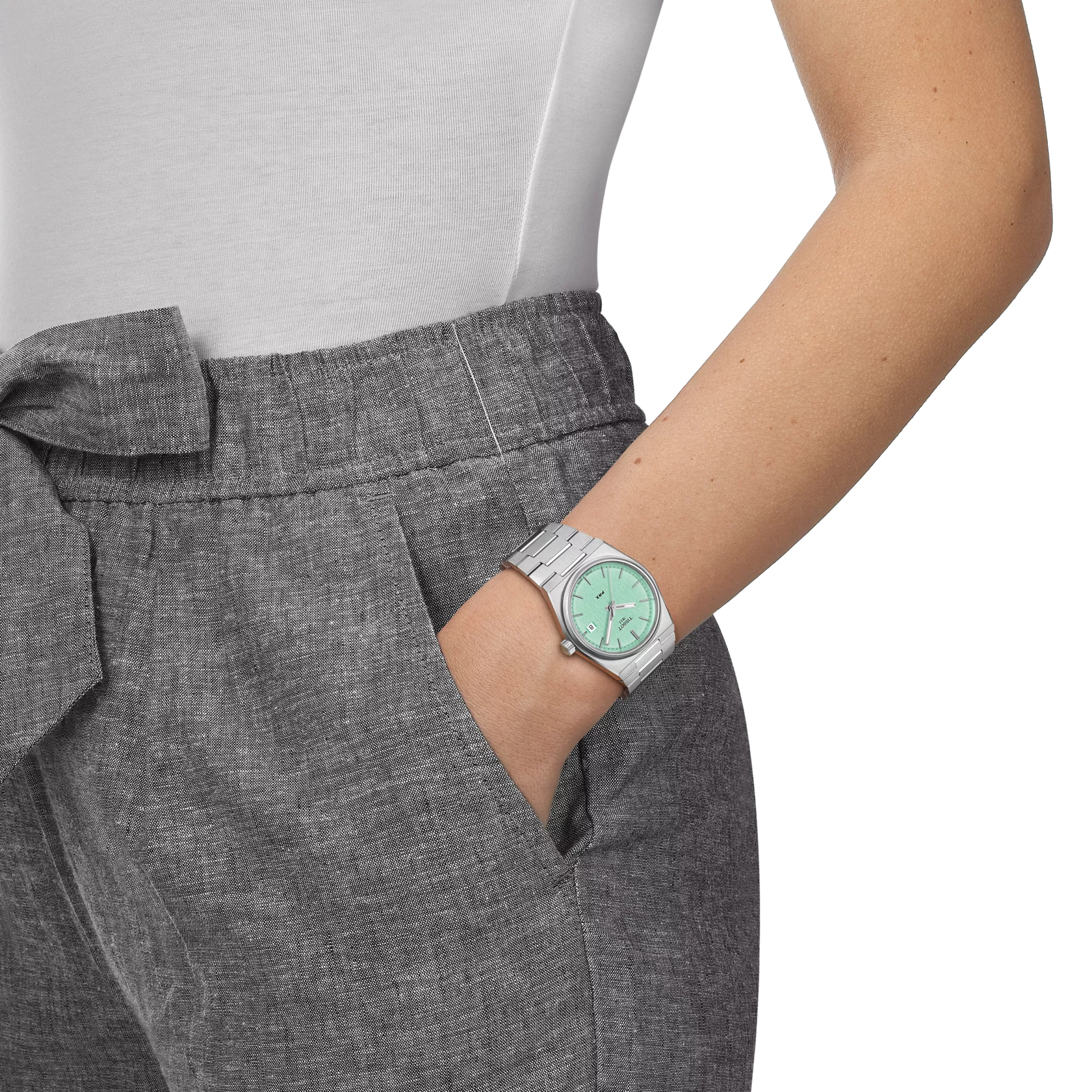 손목에 착용한 티쏘 PRX 35mm 시계 시뮬레이션