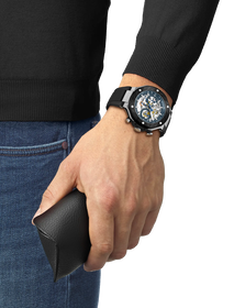 Simulaci&oacute;n del reloj Tissot T-Race MotoGP 2025 45mm en la mu&ntilde;eca