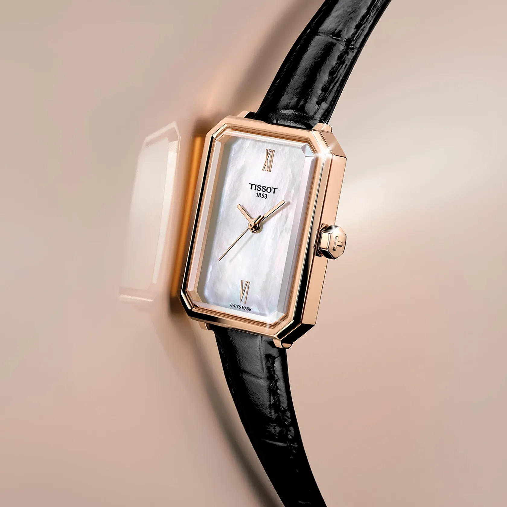 天梭SRV系列30mm watch on a colored background